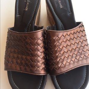 DONLD J PLINER LEATHER WEDGE SANDALS